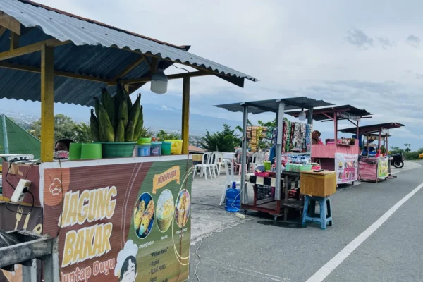 EQOZ MEDIA Area Jajanan Huntap Duyu Sepi Pedagang Berharap Dukungan Pemerintah Hidupkan Kawasan FOTO Retno Tandi Rerung eqozmedia.id scaled 1