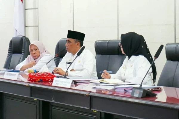 EQOZ MEDIA Gubernur Sulteng Anwar Hafid tengah dan Wakil Gubernur Sulteng Reny Lamadjido kiri eqozmedia.id