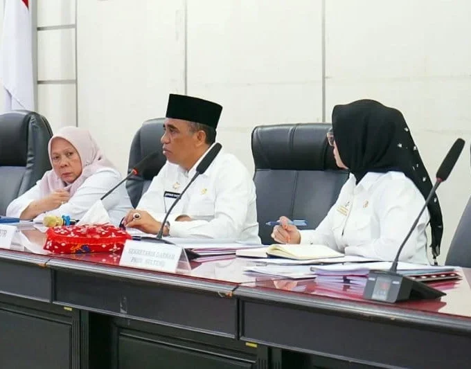 EQOZ MEDIA Gubernur Sulteng Anwar Hafid tengah dan Wakil Gubernur Sulteng Reny Lamadjido kiri eqozmedia.id