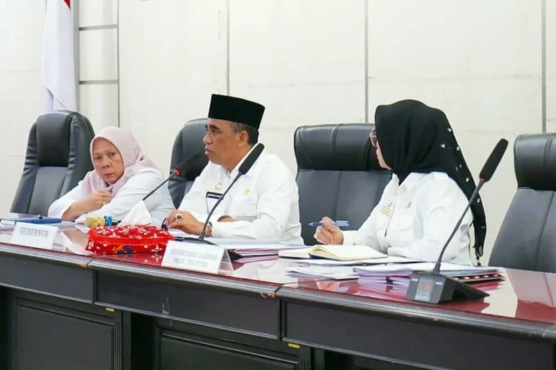 EQOZ MEDIA Gubernur Sulteng Anwar Hafid tengah dan Wakil Gubernur Sulteng Reny Lamadjido kiri eqozmedia.id