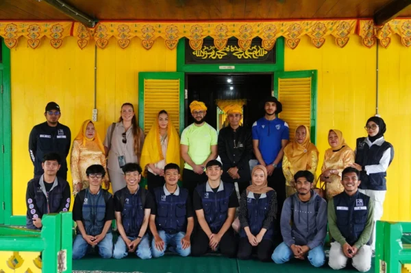 EQOZ MEDIA Humainement Concernes Kunjungi Rumah Adat Souraja Tingkatkan Ekonomi Pariwisata Lokal FOTO Rivaldi eqozmedia scaled 2