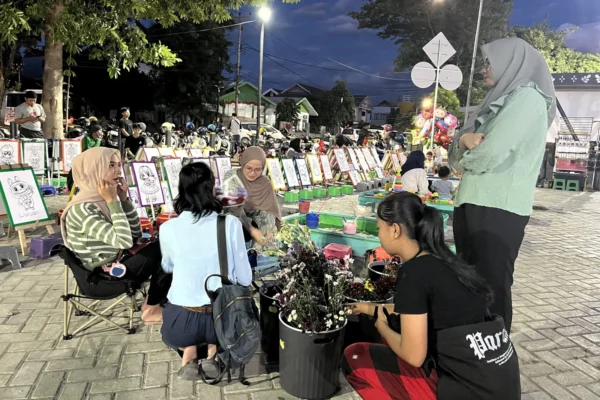 EQOZ MEDIA Jualan Bunga Hias Segar Tarik Perhatian Pengunjung Area Vatulemo FOTO Retno Tandi Rerung 1 scaled 1