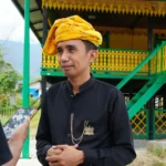 EQOZ MEDIA Mehdiantara Datupalinge selaku pengelola Rumah Adat Souraja FOTO Rivaldi eqozmedia.id scaled 1