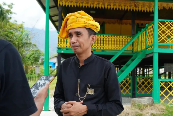 EQOZ MEDIA Mehdiantara Datupalinge selaku pengelola Rumah Adat Souraja FOTO Rivaldi eqozmedia.id scaled 1