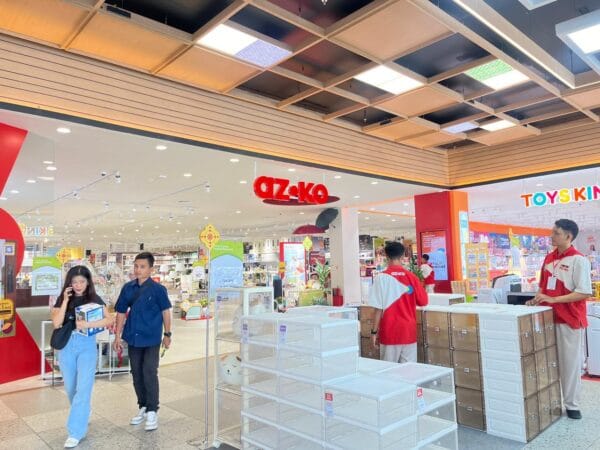 Pengunjung di depan toko AZKO