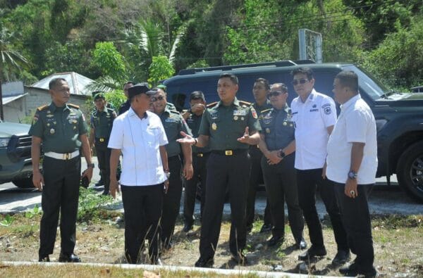 Pertemuan pejabat militer dan sipil.