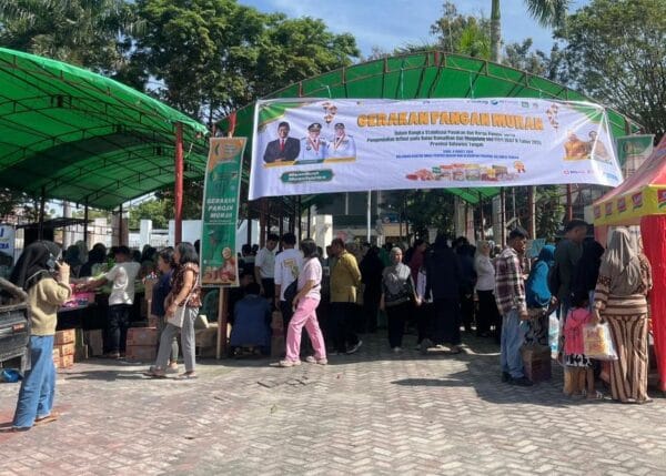 Masyarakat Serbu Sembako Subsidi di GPM Pemprov Sulteng Koneq Media Integra Retno
