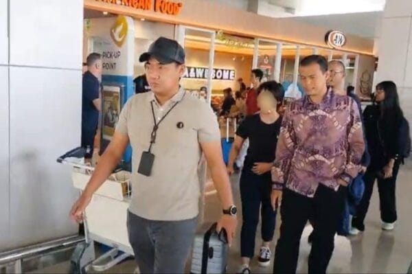 OJK Bareskrim Amankan Tersangka Kasus Dugaan Tindak Pidana Perbankan Dokumentasi OJK Koneq Media Integra